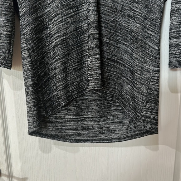 Black and gray V-neck three-quarter sleeve top Sz M/L - Picture 2 of 3